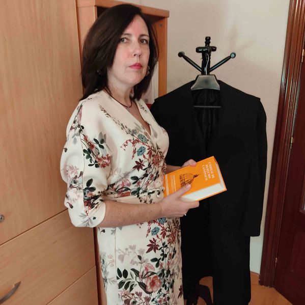 Mari Cruz Lozano Marín abogada con libro en sus manos